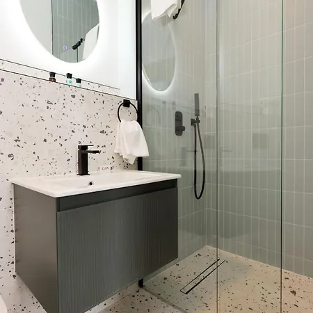 Apartment 7min - Sleeps 7 - Free Parking