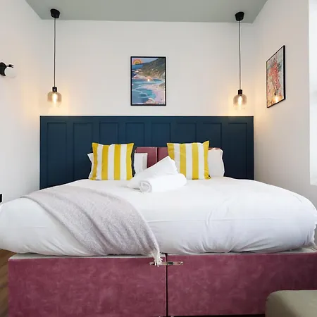 Apartment 7min - Sleeps 7 - Free Parking Bristol