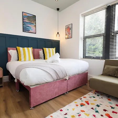 Apartment 7min - Sleeps 7 - Free Parking Bristol